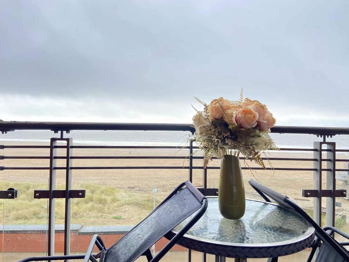 Beach Front Apt With Stunning Sea View Swansea Zewnętrze zdjęcie